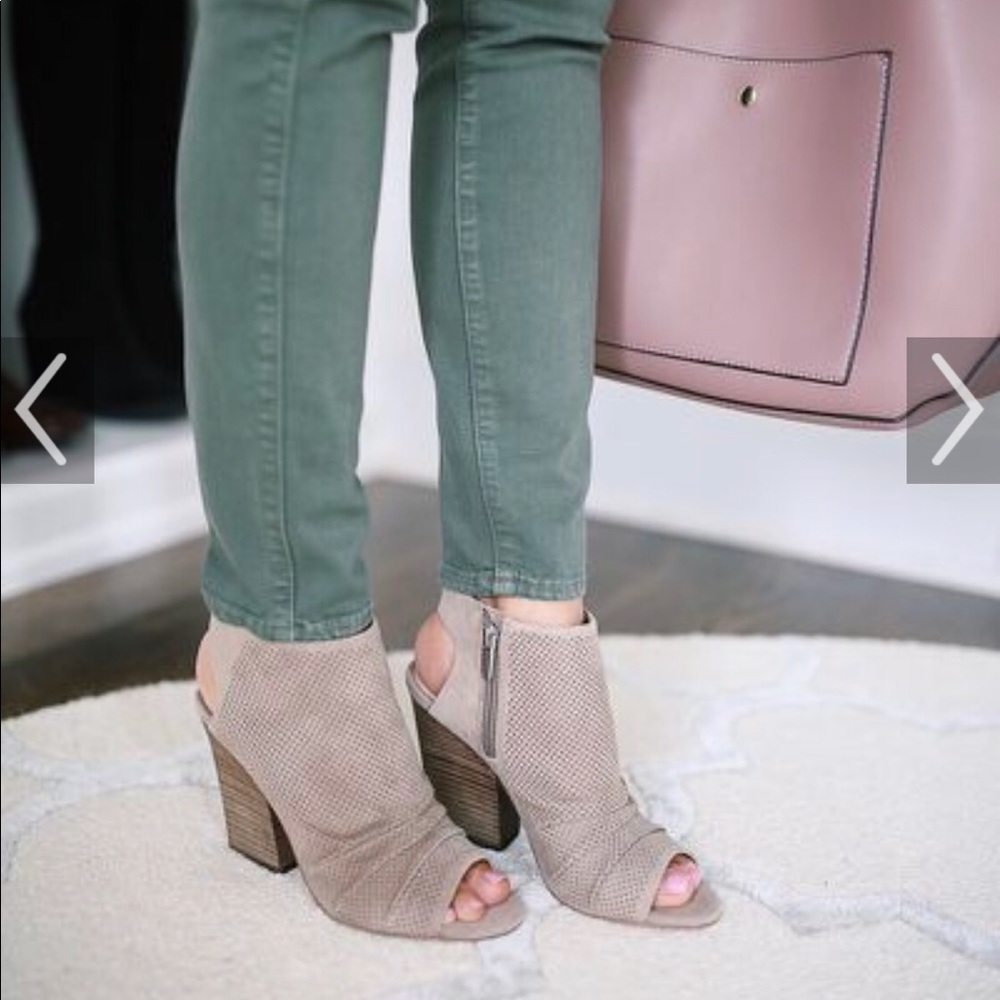 Vince Camuto Kentvi Sandals